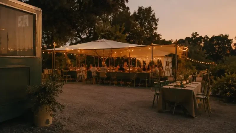 深夜收工后，摄影机位仍在原位待命。